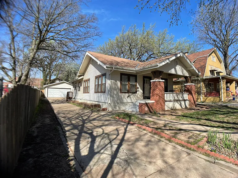 133 N Bluff Ave — Photo 2