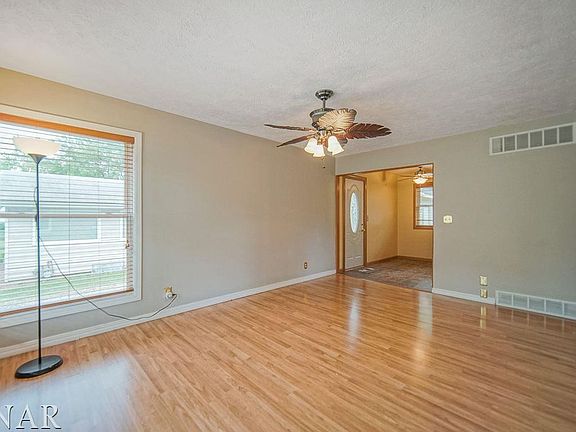 2nd image of 1104 N Hinshaw Ave