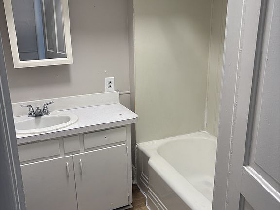 3rd image of 323 N Sugar St #323