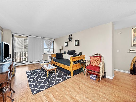 3rd image of 2740 N Pine Grove Ave APT 12G