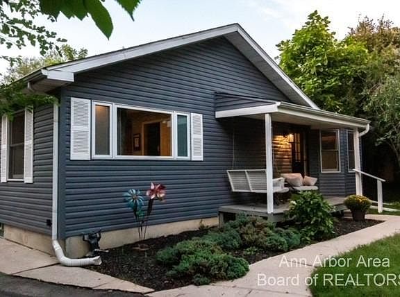 2nd image of 1385 Kensington Dr