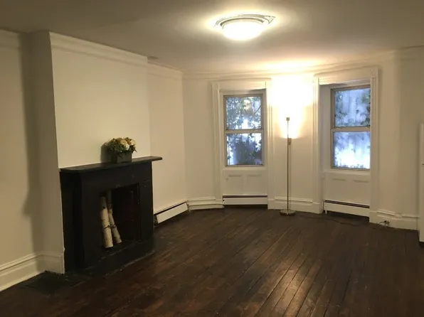 4472 23rd St, Long Island City, NY 11101