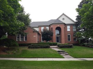 899 Loggers Cir, Rochester, MI 48307