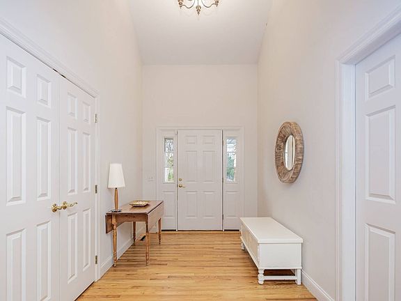 5th image of 27 Pembroke Dr