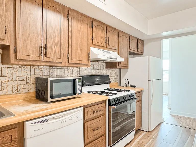 5737 Hobart St #6 — Photo 5