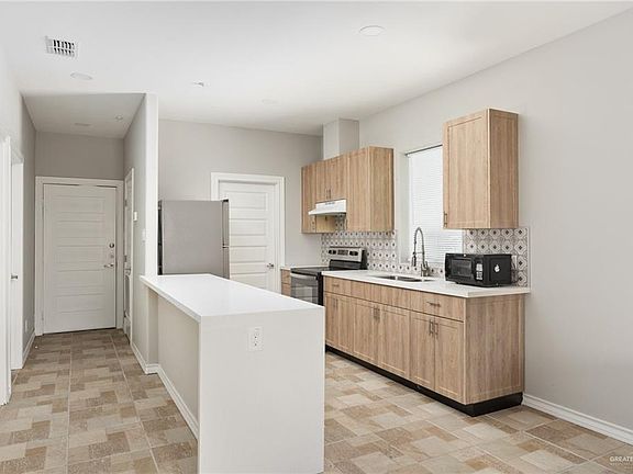 2nd image of 1126 W Cano St