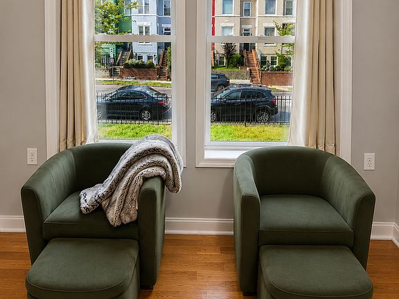3rd image of 303 Seaton Pl NE APT 2