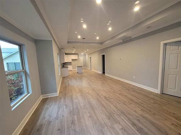 4th image of 7033 Avenue