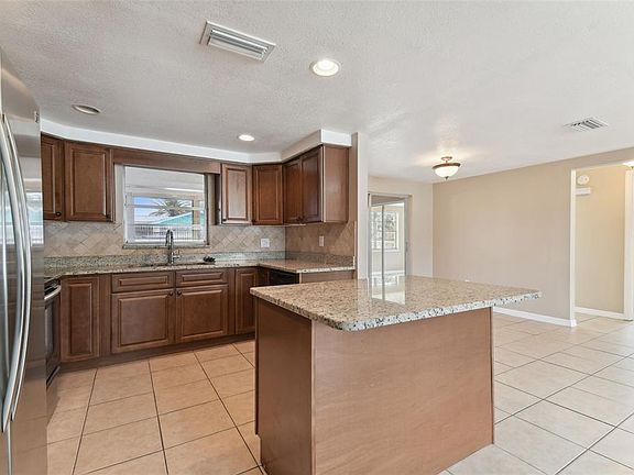 4th image of 7437 Carmel Ave