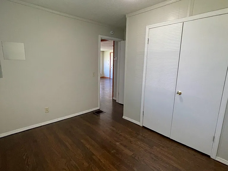 1400 S Northern Blvd — Photo 10