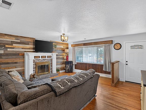 4th image of 1549 NE 9th St