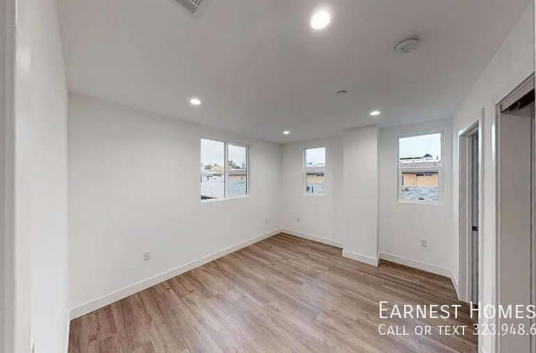 2219 1/2 W Court St — Photo 13