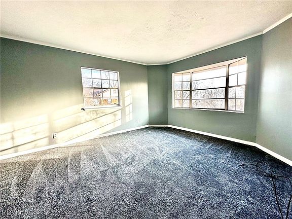 5th image of 2526 Valley View Dr