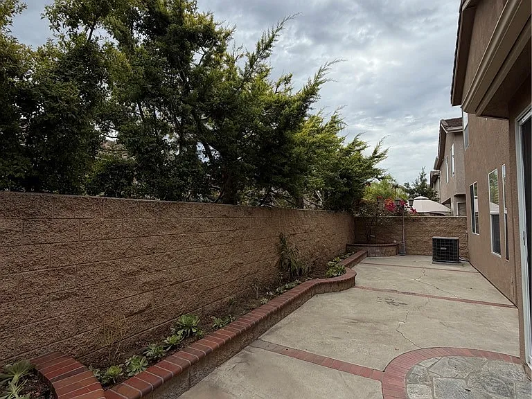 554 Robins Pl — Photo 12