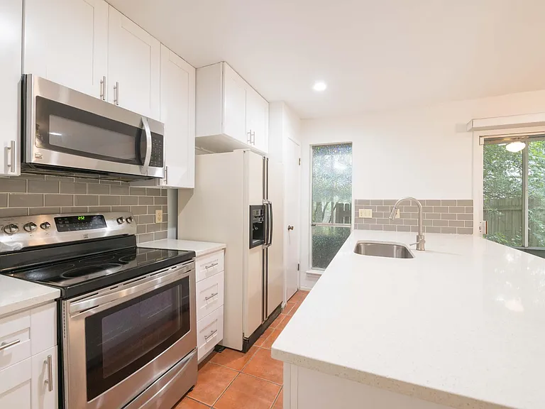 701 The High Rd #A — Photo 13