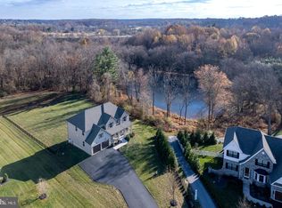 18 Autumn Blaze Ln, West Grove, PA 19390