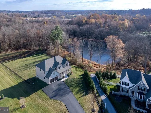 18 Autumn Blaze Ln, West Grove, PA 19390