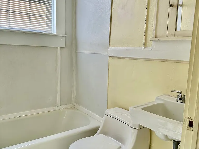 405 E Elm St — Photo 36