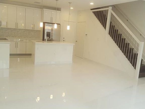 4th image of 19208 NE 25th Ave APT 304
