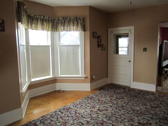 4th image of 527 Garden Ave