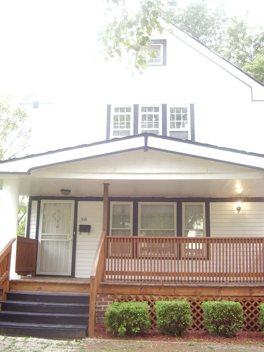 916 Selwyn Rd photo 1