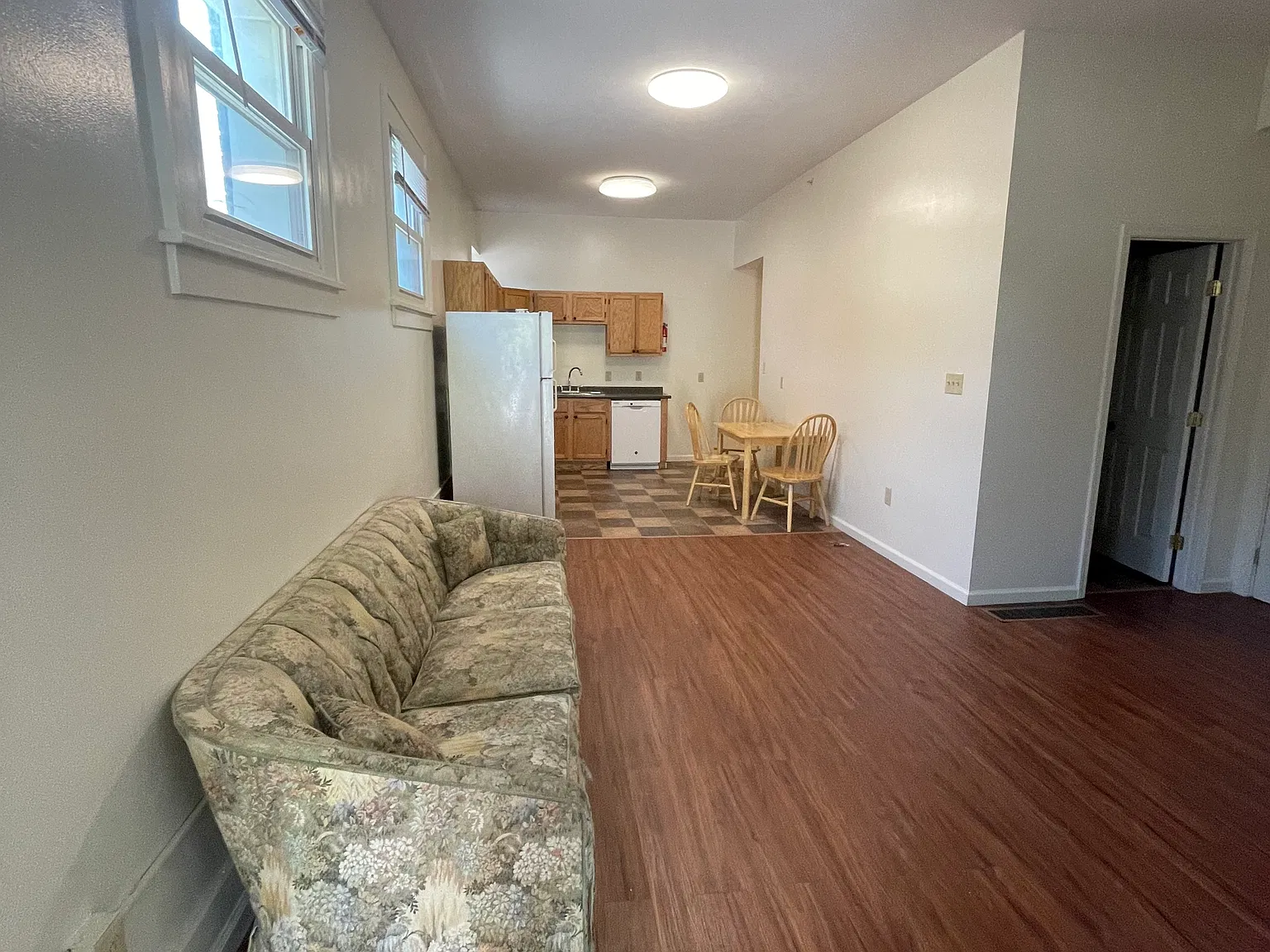 3 bed, 1200 sqft, $2,205 — Photo 2