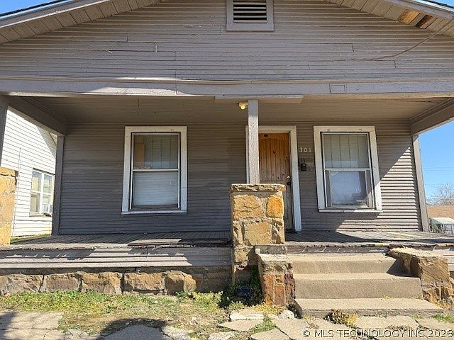 1st image of 209 W Broadway St