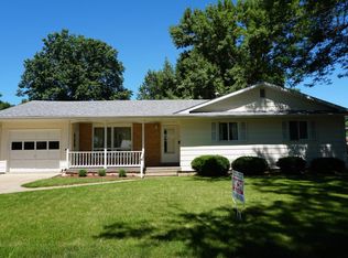 806 Southhaven Dr, Monticello, IA 52310