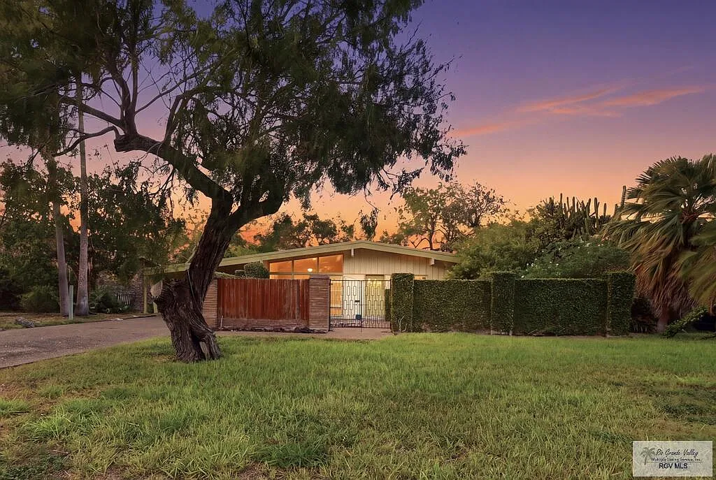 3 bed, 3.0 bath, 2250 sqft, $2,195 — Photo 1