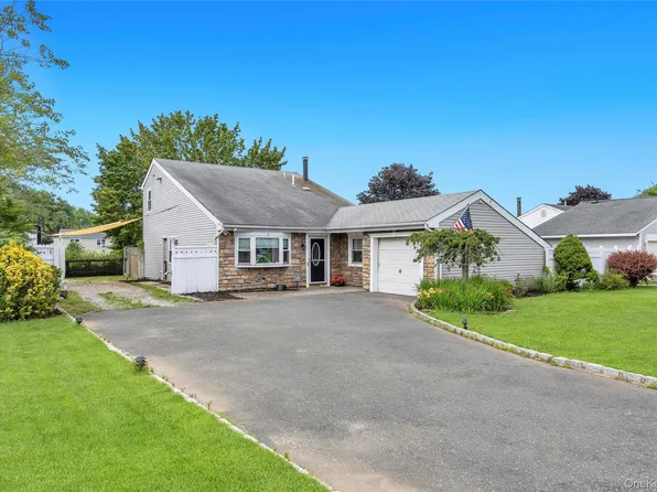 12 Handy Lane, Medford, NY 11763