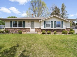 1520 Riverdale DRIVE, Oconomowoc, WI 53066