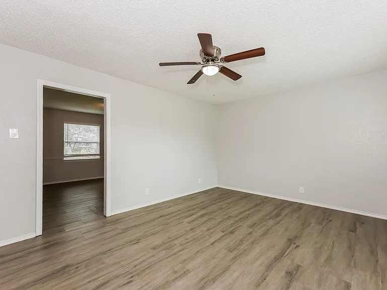 1238 Narcissus Ln — Photo 11