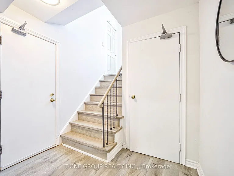 18 Castle Hill Dr — Photo 2