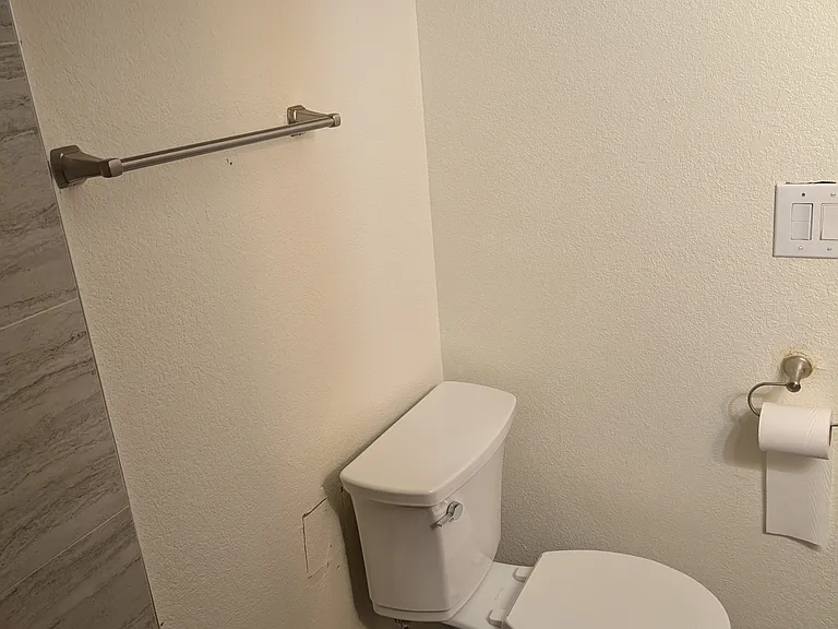 689 Center Cir #B — Photo 4