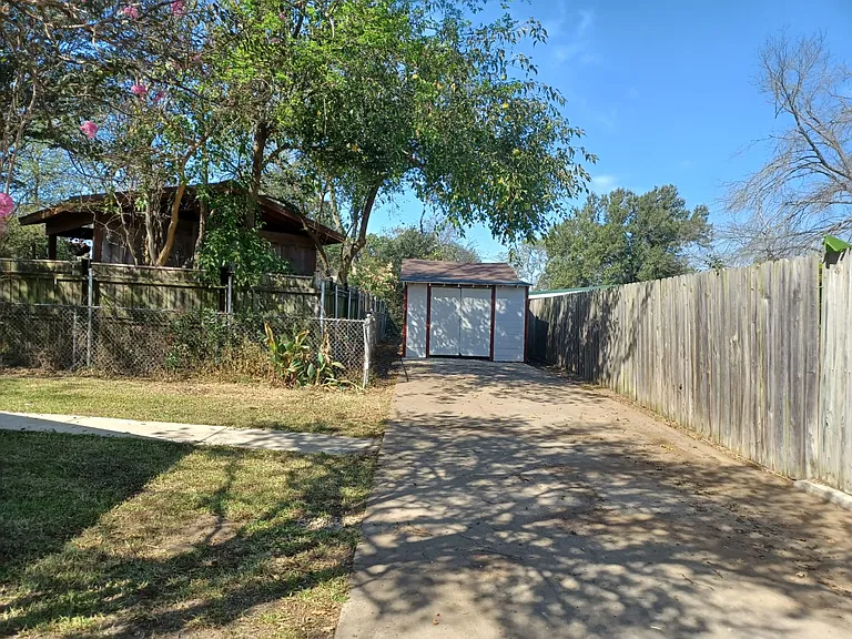 1007 Davis St N — Photo 6