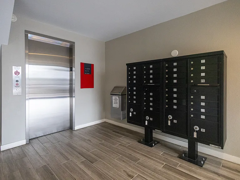 Californian Apartments — Photo 6