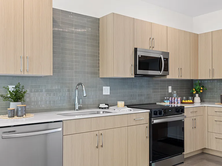105 E Oldham Ave — Photo 20