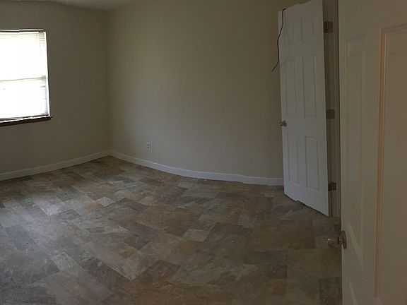 4th image of 301 303 Ivy Ln
