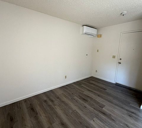 4th image of 704 SE 9th St #A