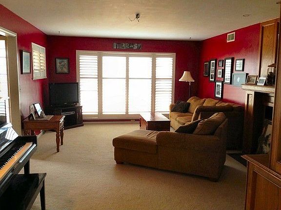 Large Living Room with Lots of Natural Light