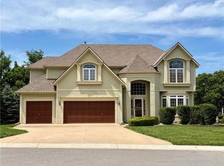 212 NE Hidden Ridge Ln, Lees Summit, MO 64064
