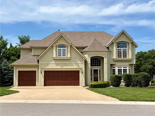 212 NE Hidden Ridge Ln, Lees Summit, MO 64064