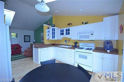 Large kitchen/eat-in