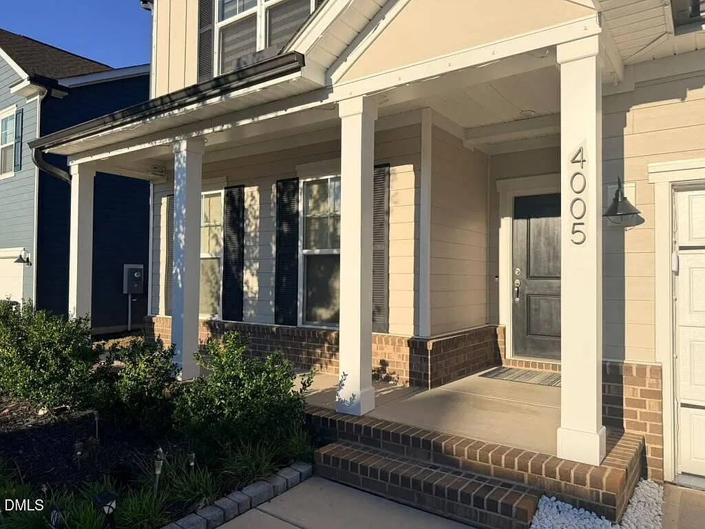 5 bed, 3.0 bath, 3320 sqft, $3,400 — Photo 3