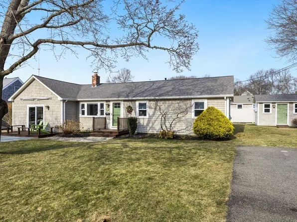 8 Iroquois St, Falmouth, MA 02540