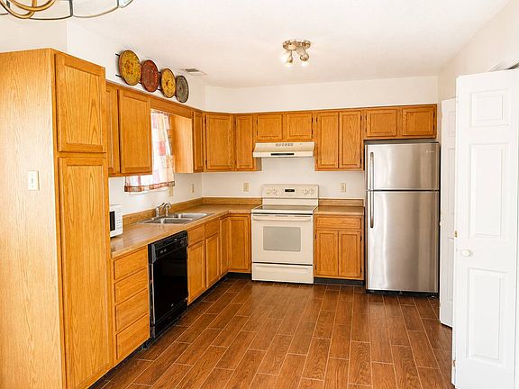 3rd image of 349 Robin Hood Cir