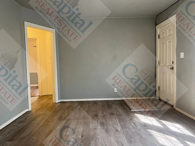219 E Douglas Dr — Photo 3