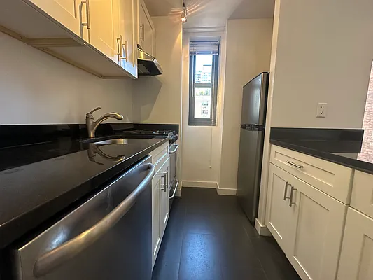 Rented by Manhattan Realty Group | media 5