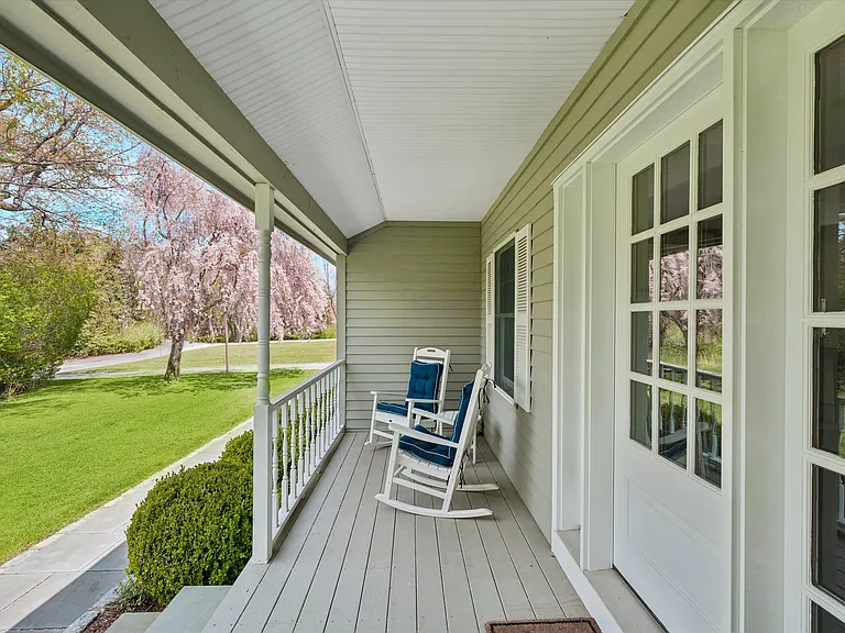 2 Tracy Dr — Photo 25