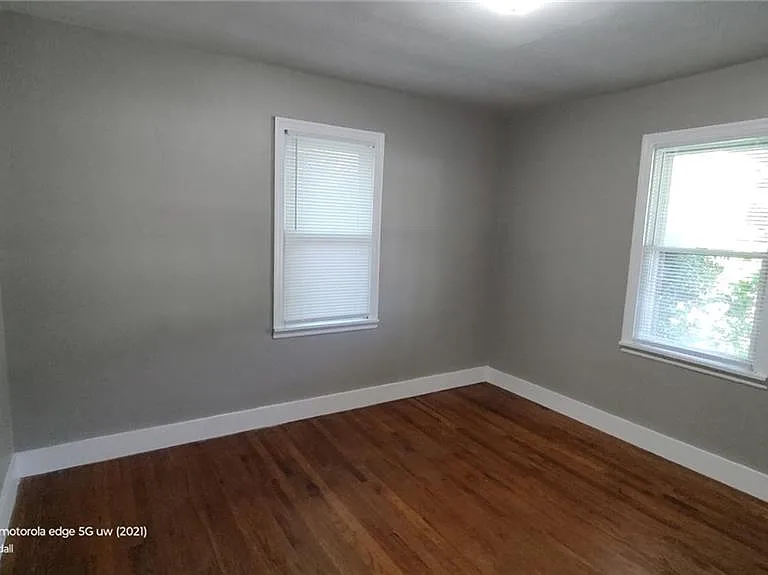 1033 Victoria Ave — Photo 5